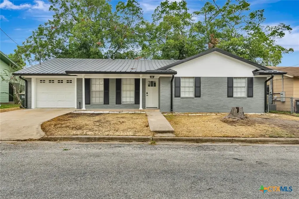 602 N Market Street, Hallettsville