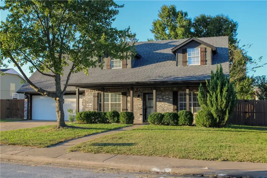 2711 Bishop Drive, Rogers