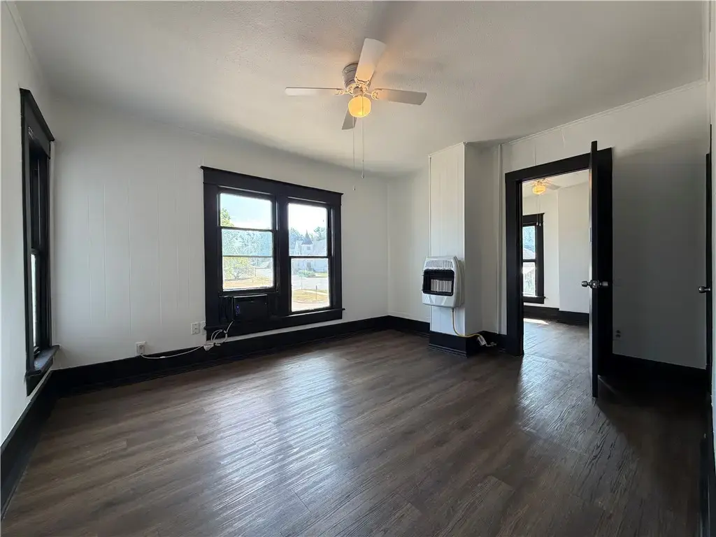 401 E Twin Springs Street 7, Siloam Springs
