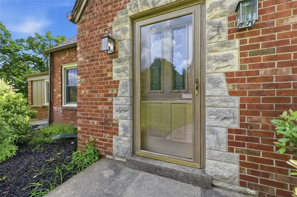 215 Twin Oaks, Pine