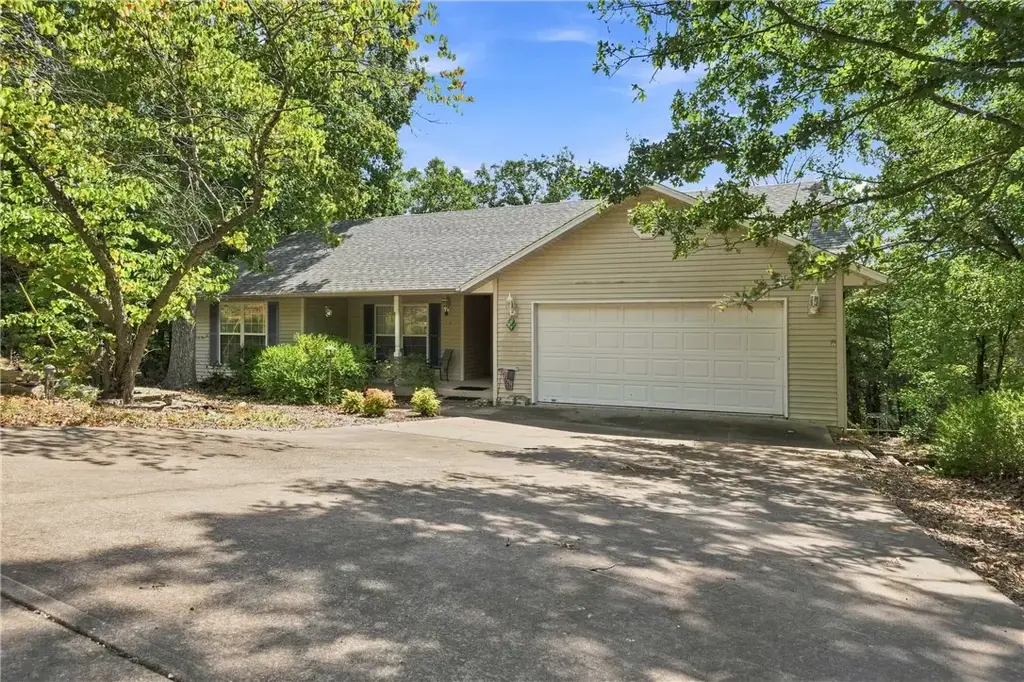 16 Twin Peak Drive, Holiday Island