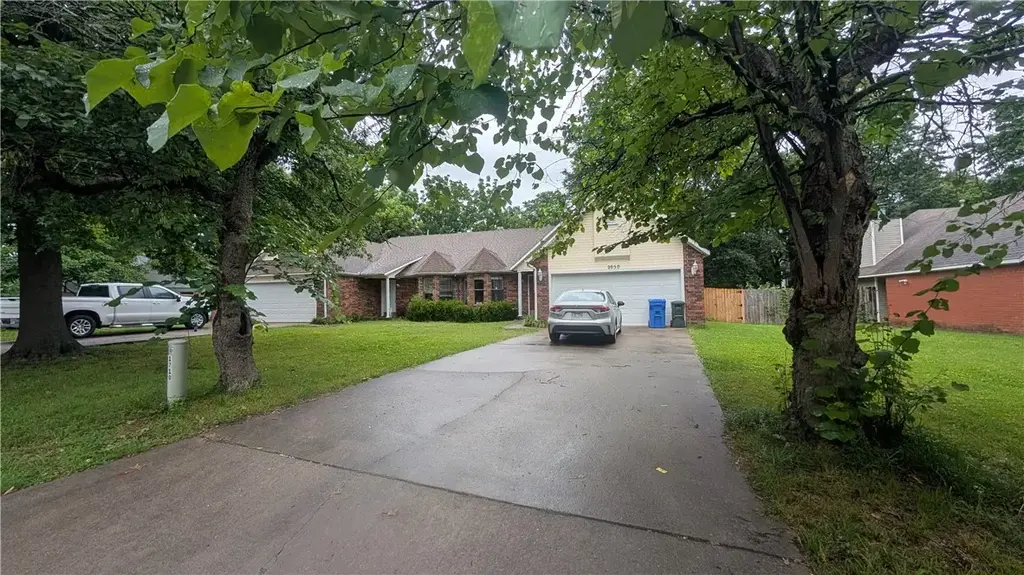 2046 E Farr Lane, Fayetteville