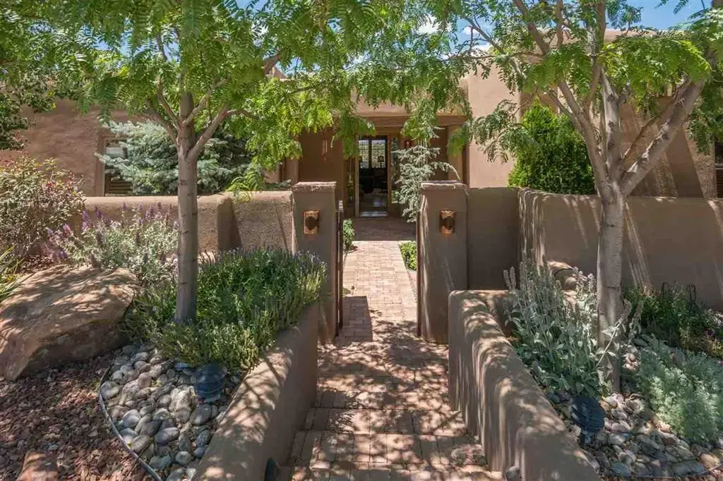 111 Avenida Frijoles, Santa Fe