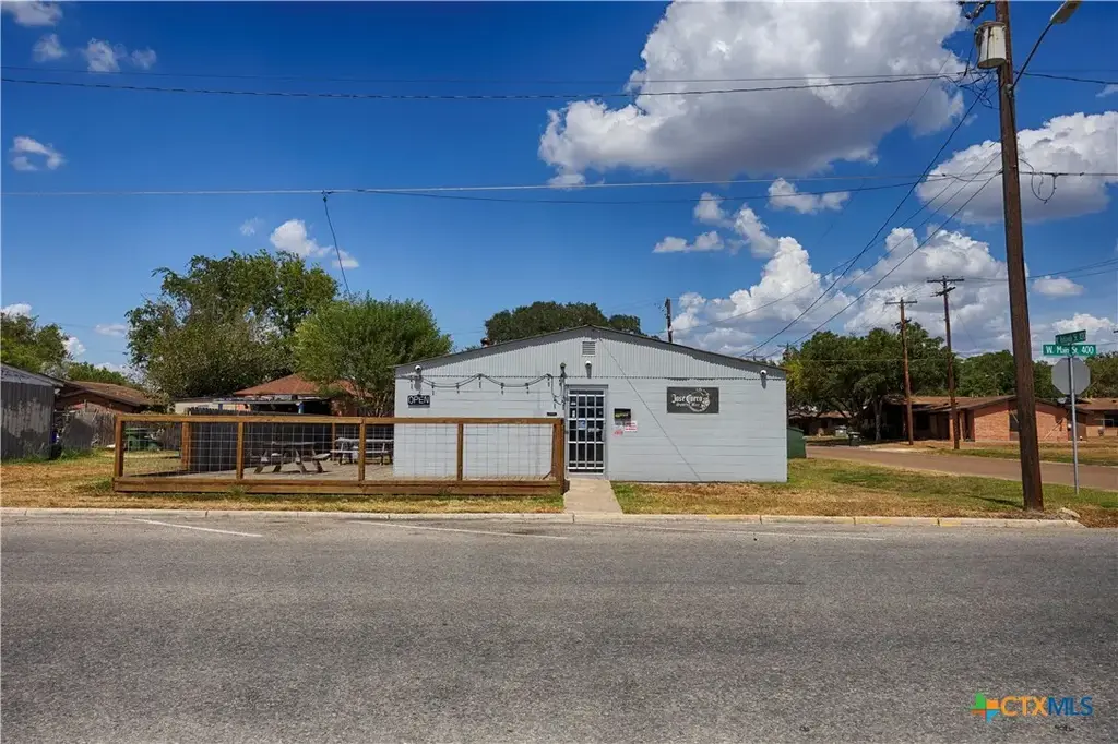 400 W Main Street, Cuero
