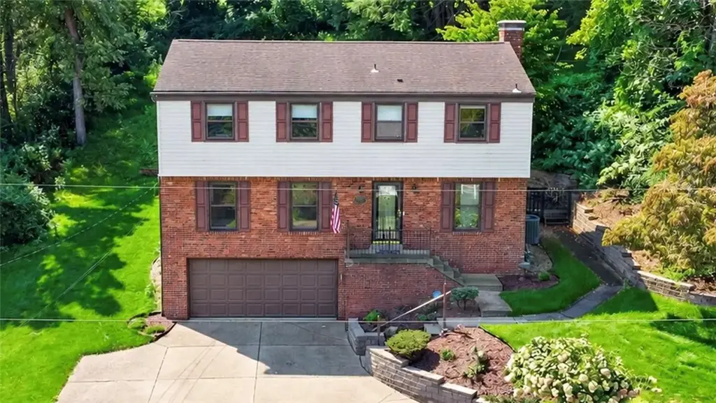 1024 Surrey Woods Road , Bethel Park