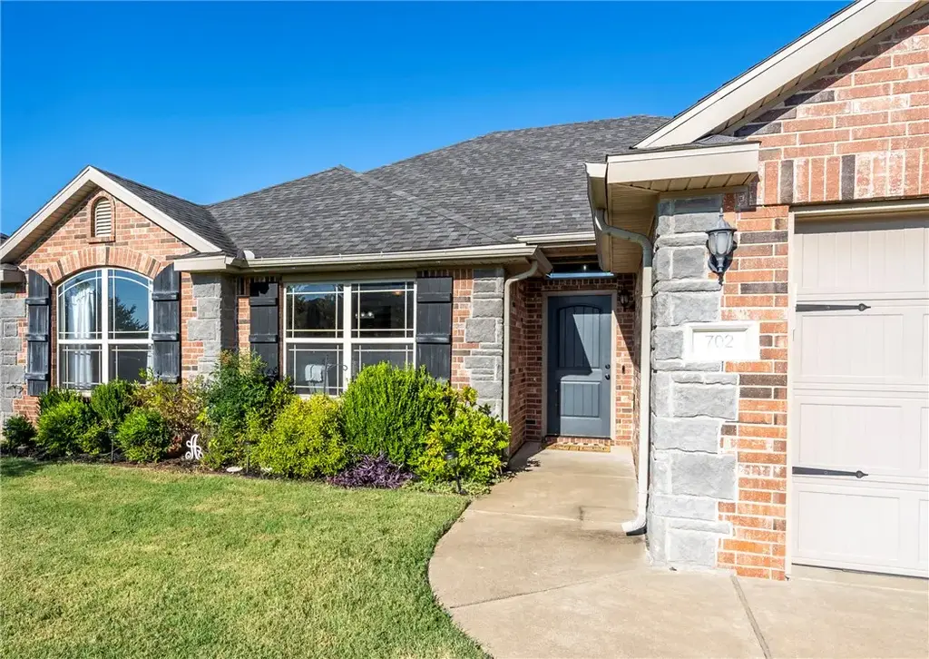 702 Sw Cabriolet Street, Bentonville