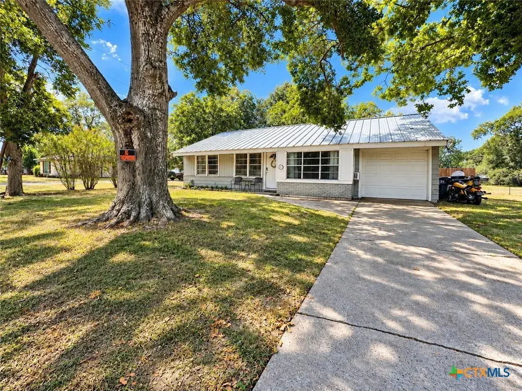 1119 N East, Edna