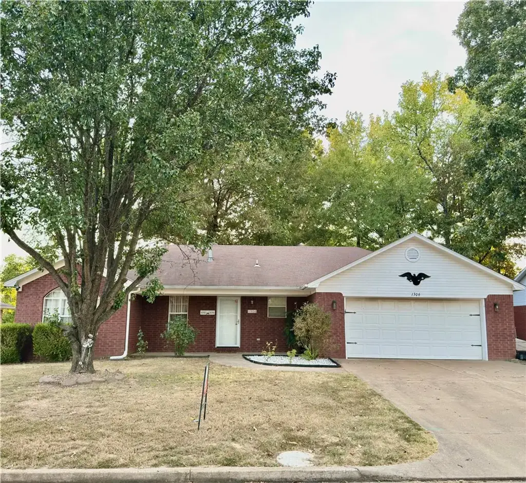 1306 S Oswego Place, Russellville