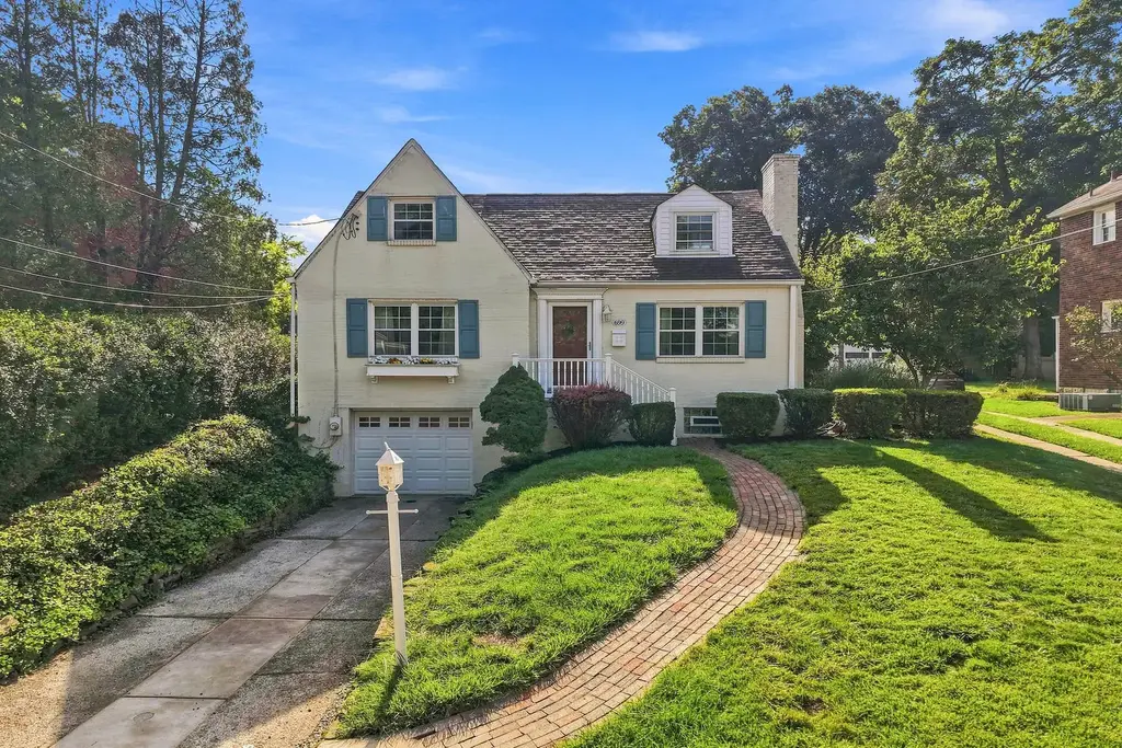 699 Crystal Drive, Mt Lebanon