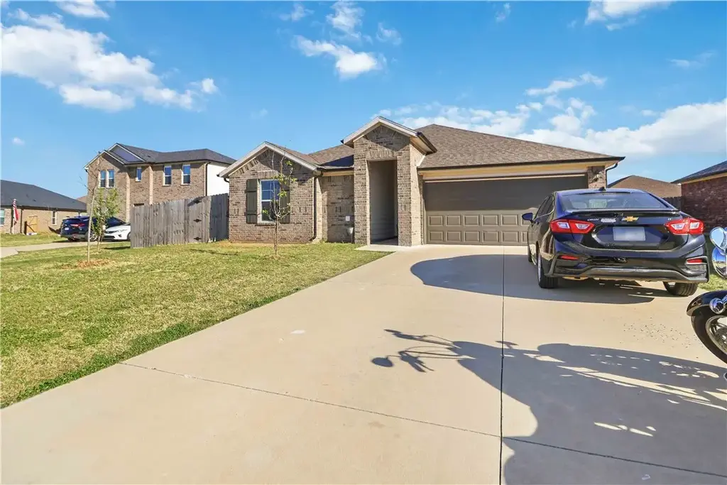 611 W Cattleman Court, Siloam Springs
