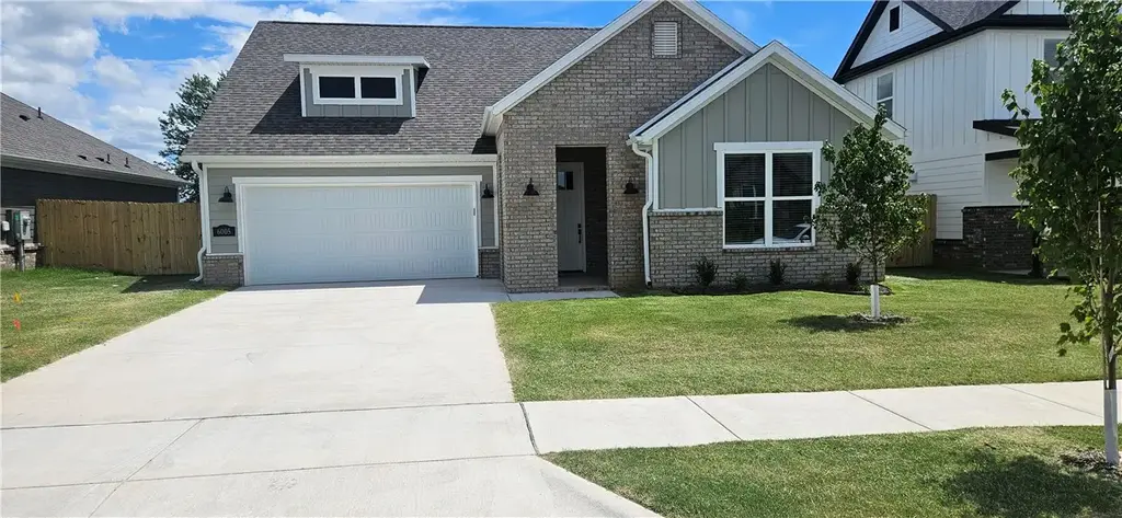 6005 Sw Coywolf Street, Bentonville