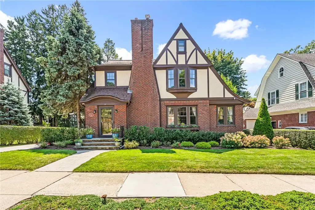 28 Kenilworth Way, Pawtucket
