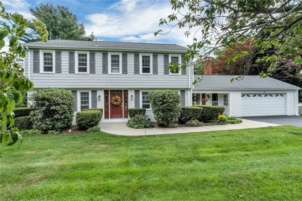 43 Countryside Dr, Cumberland