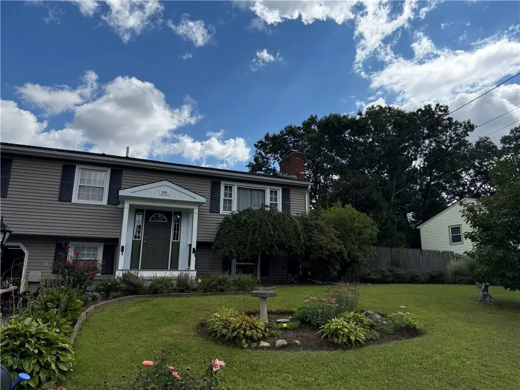66 Acorn Ln, West Warwick