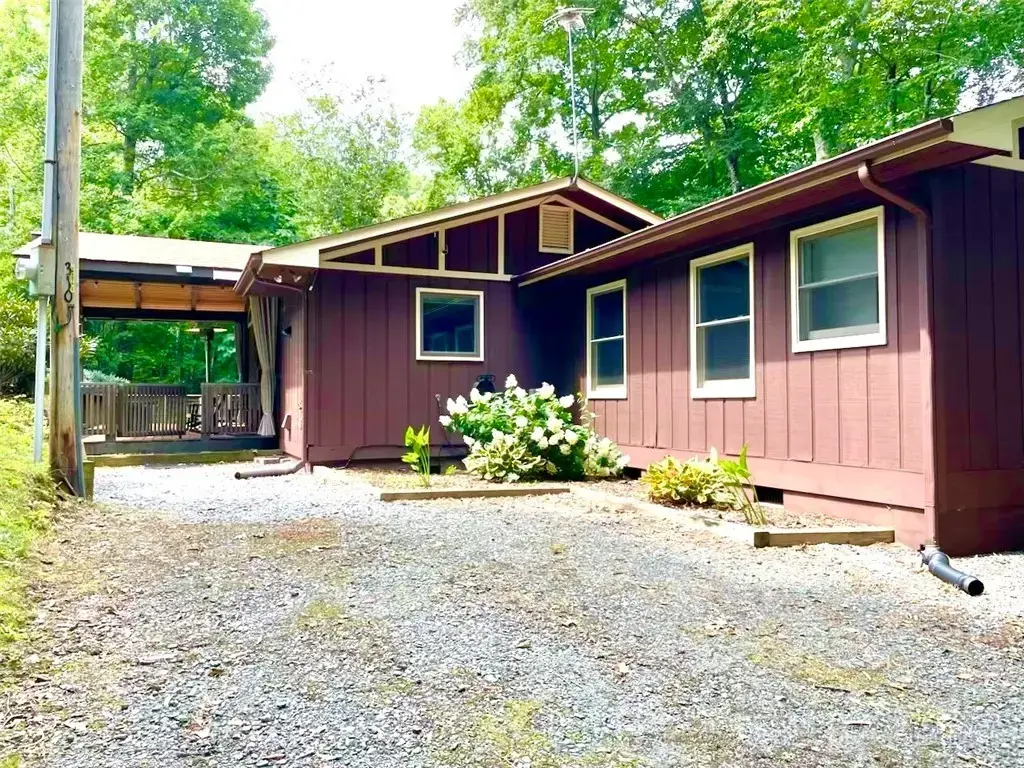 310 Country Lane, Newland