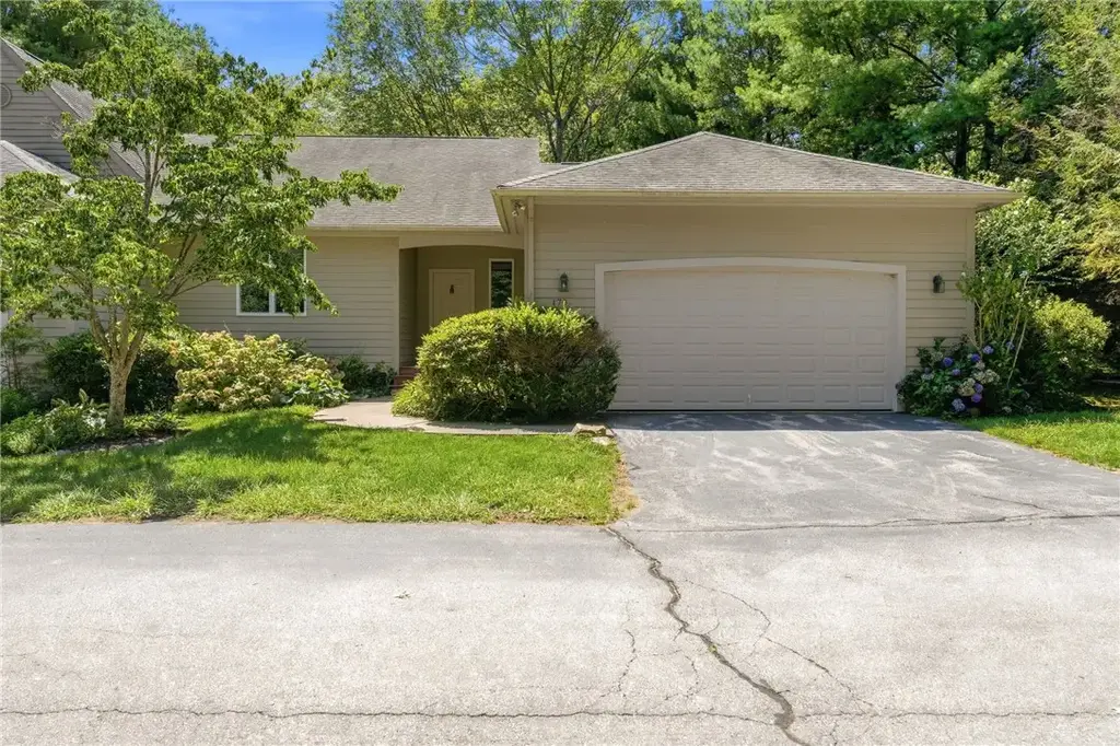 170 Pine Glen Dr, East Greenwich