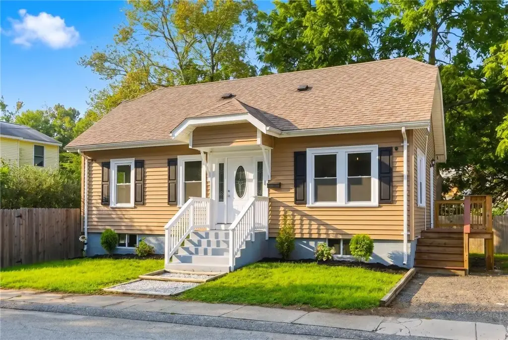 21 Overbrook Ave, Warwick