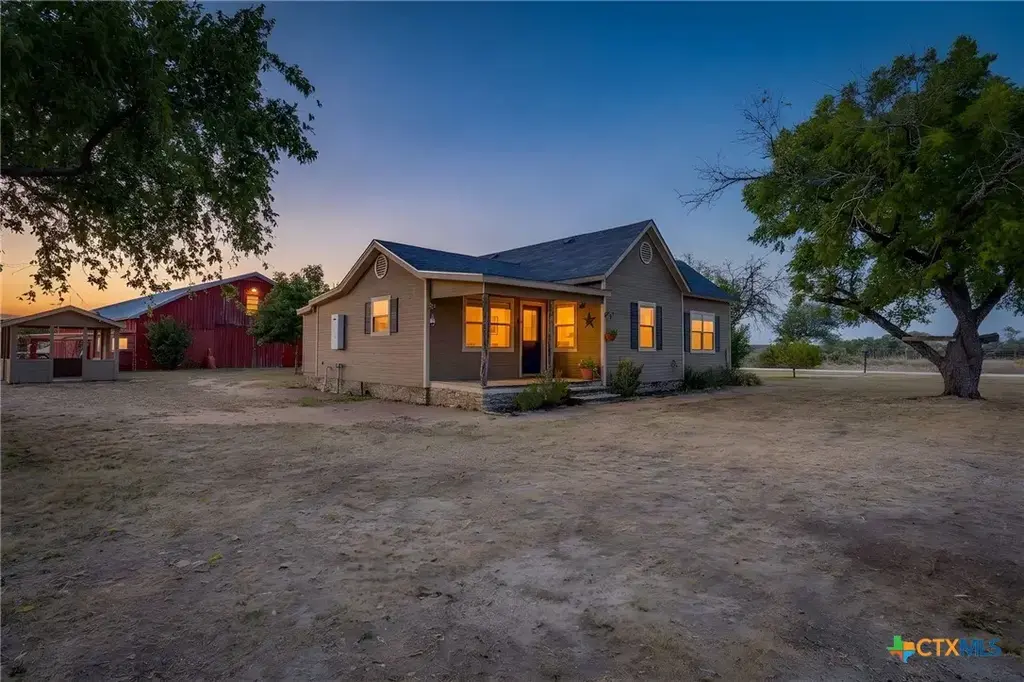 155 County Road 525, Evant