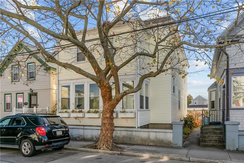 31 W Narragansett Ave # 2, Newport