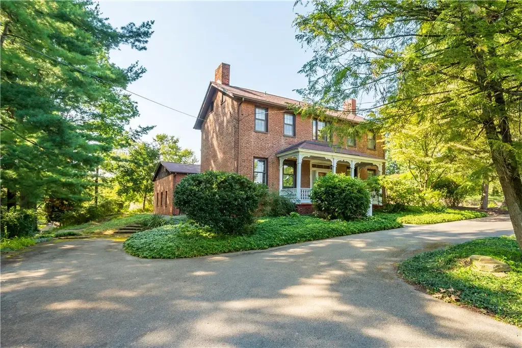 2430 Southvue Drive, Upper St Clair