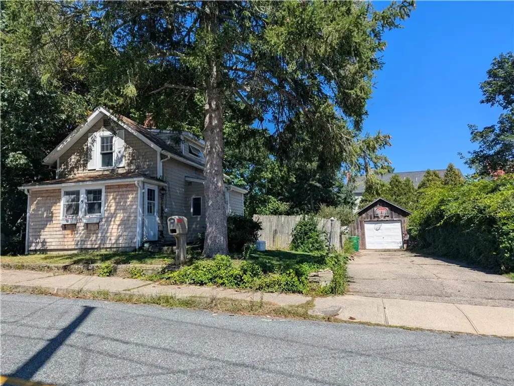 9 Allen Ave, South Kingstown