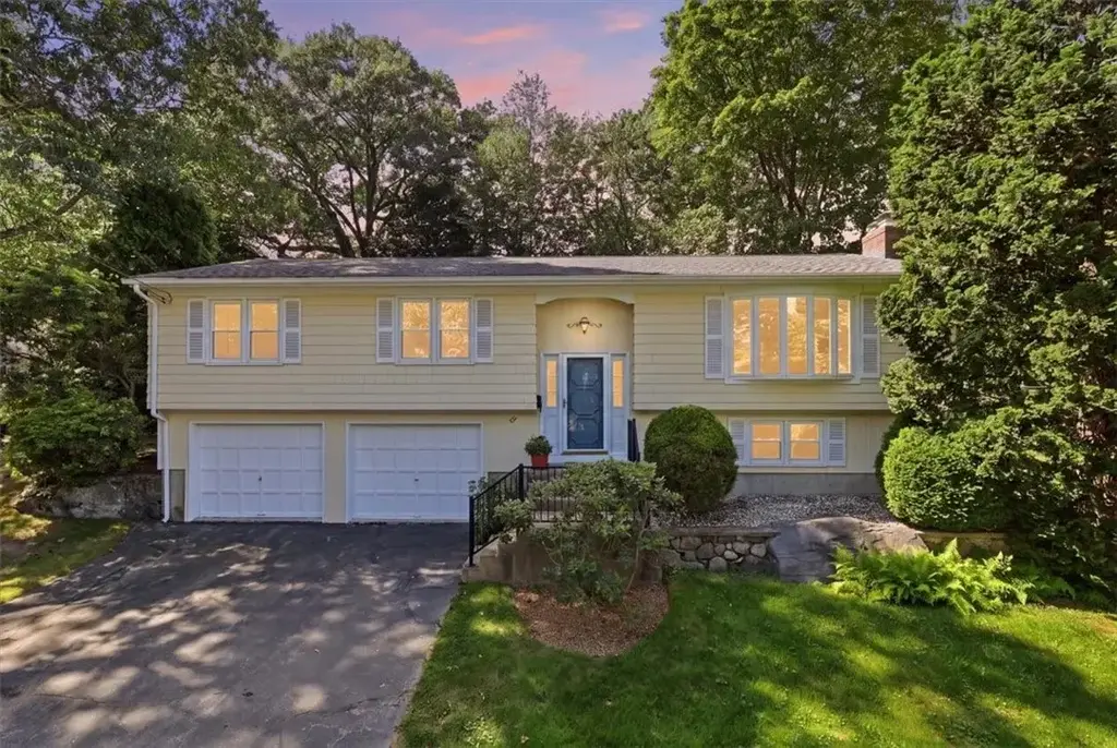 83 Sage Dr, Warwick