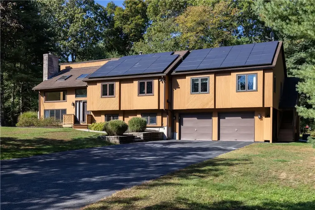 8 Robin Dr, North Kingstown