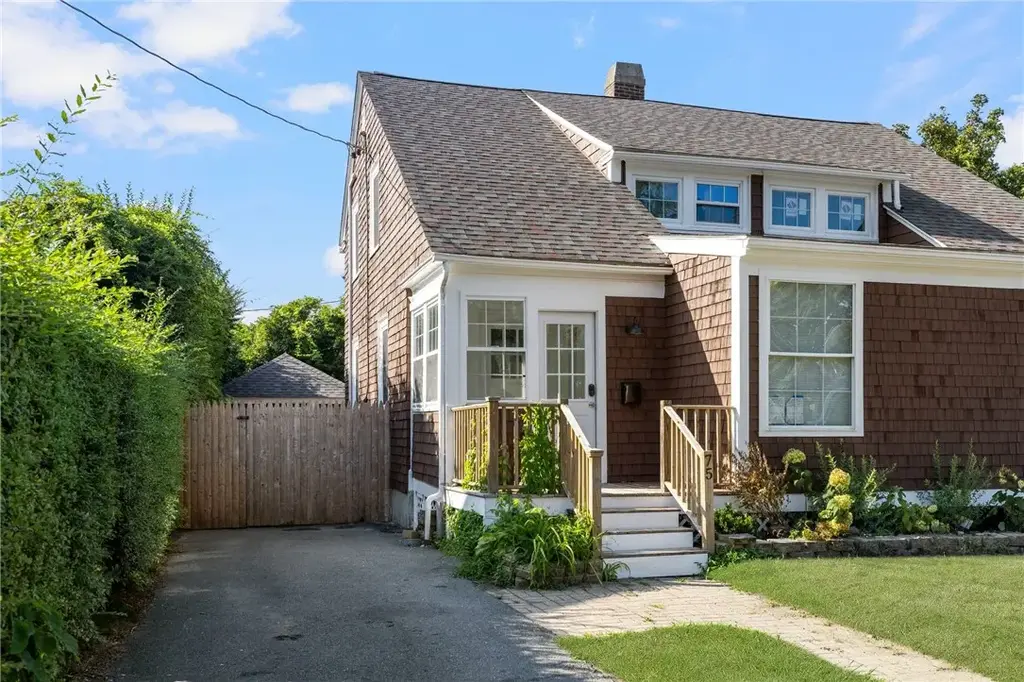 75 Old Fort Rd, Newport