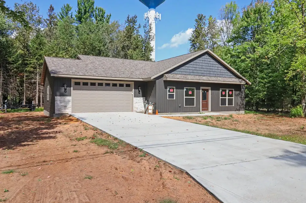 209 Sherburn St W, Eagle River