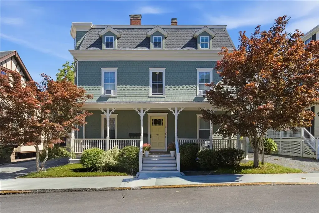 8 Everett St # 3, Newport