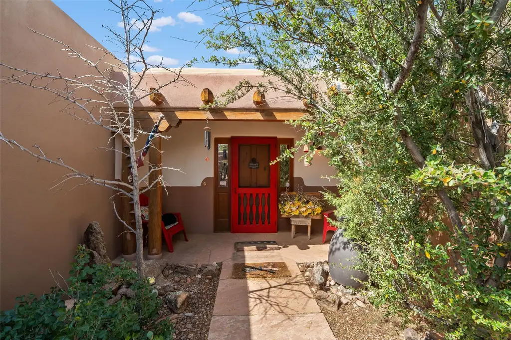 6 Quedo Road, Santa Fe