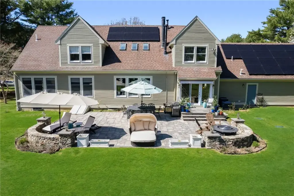 110 Osprey Dr, East Greenwich