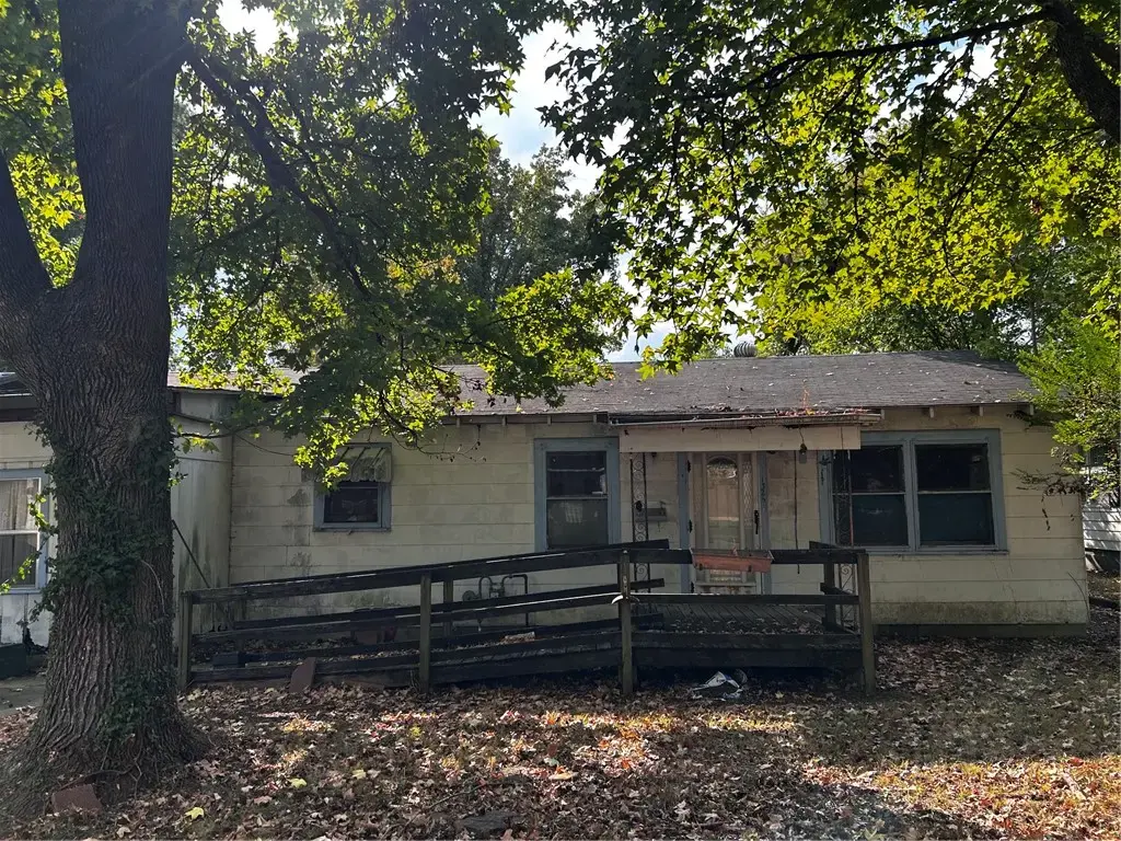 1325 S West Avenue, Fayetteville