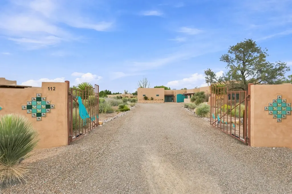 112 Thanes Way, Corrales