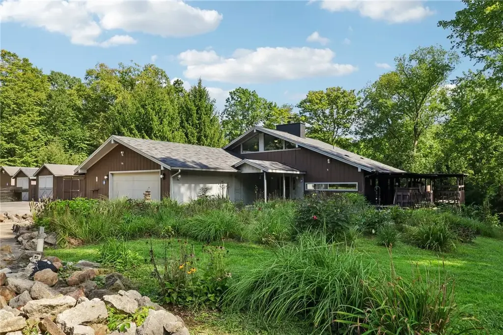 3132 Lake Road, North Beaver