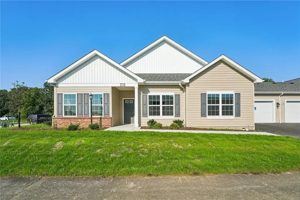 2102 . Links Avenue , Center