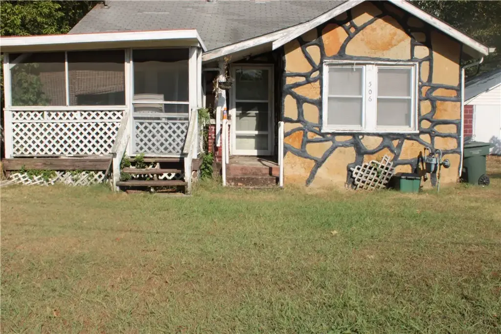 506 S Willow Avenue, Fayetteville