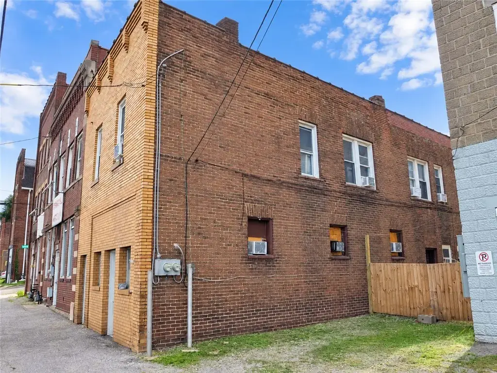 579 Kendall, Twp of But SW