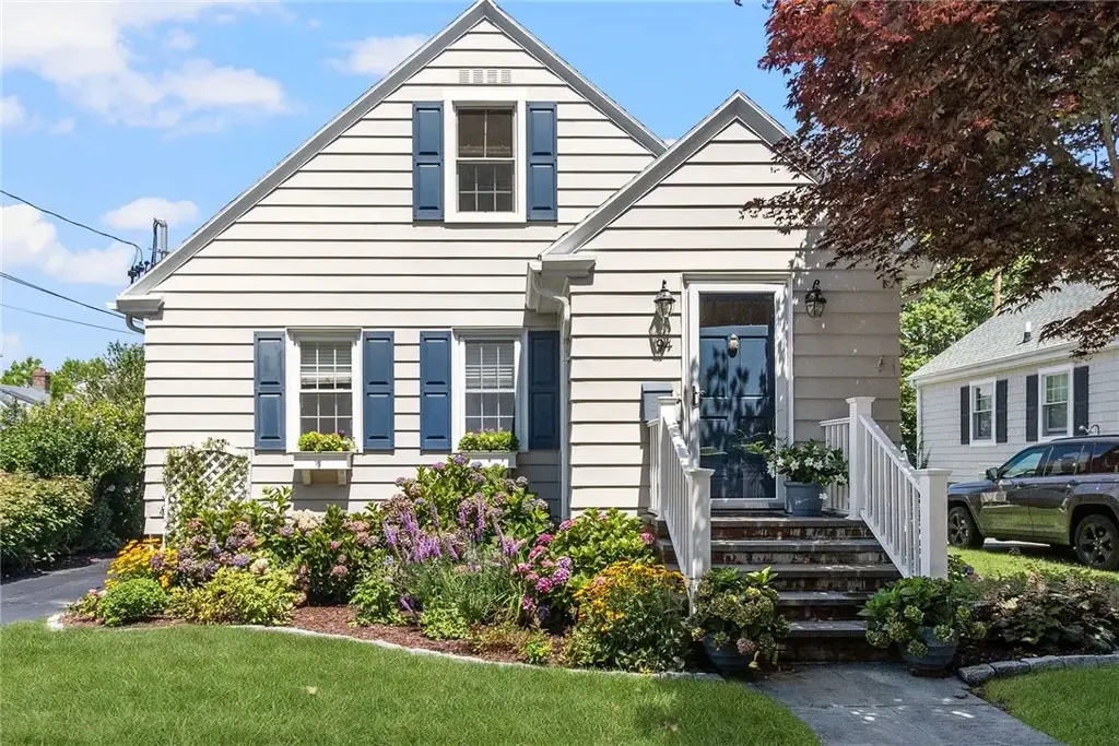 94 Ruggles Ave, Newport
