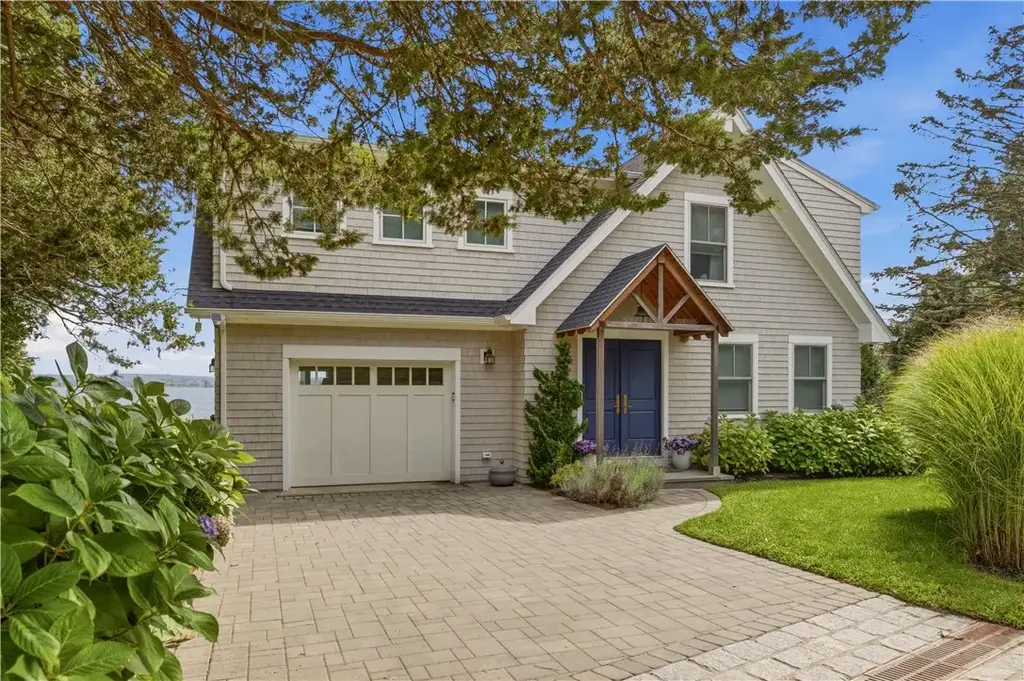 81 Bayside Ave, Portsmouth