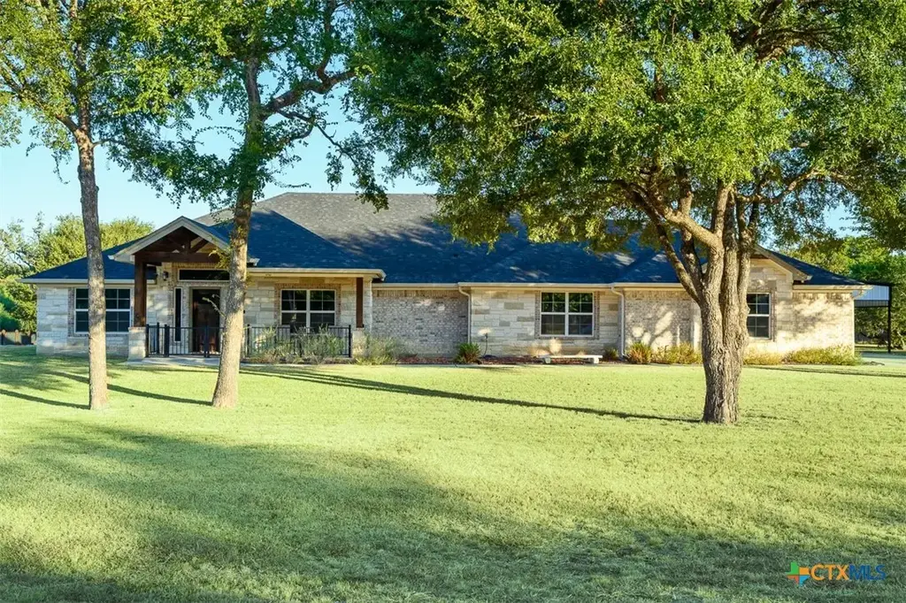 1026 County Road 3152, Kempner