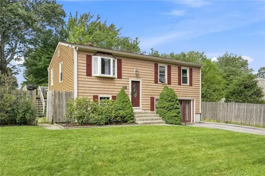 77 Kenneth Ave, Warwick