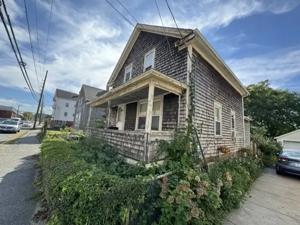 397 Metacom Ave, Warren