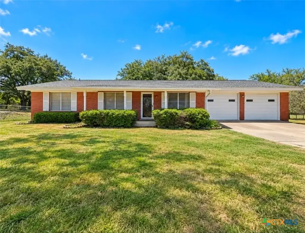 706 N San Patricio Street, Goliad