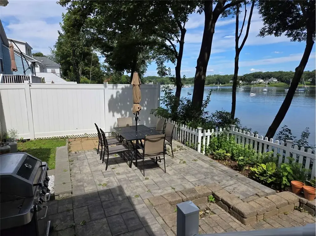 103 Arnolds Neck Dr, Warwick