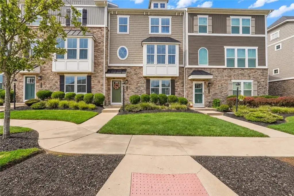 822 Theda Dori, Cranberry