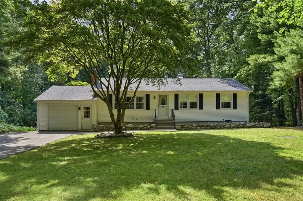 565 Shippeetown Rd, East Greenwich