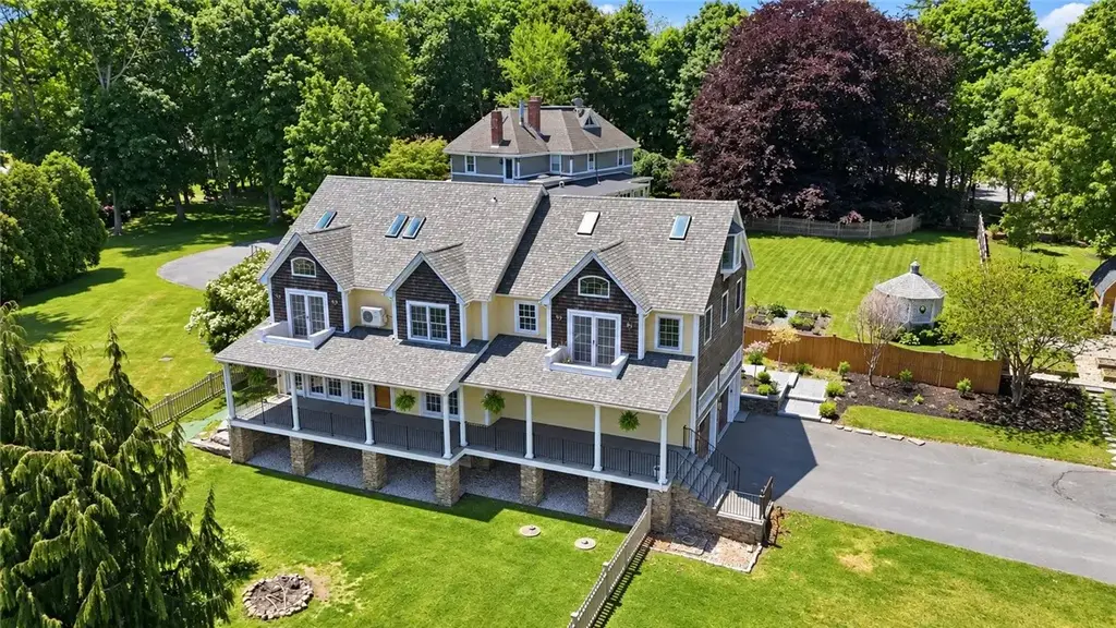 2269 East Main Rd, Portsmouth