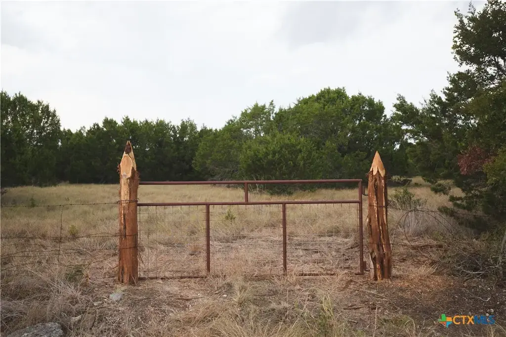 5865 County Road 2600, Lometa