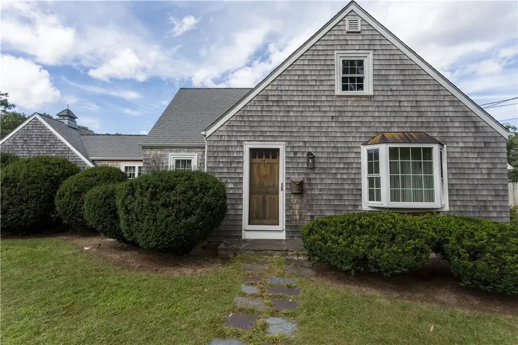 499 Squantum Dr, Warwick